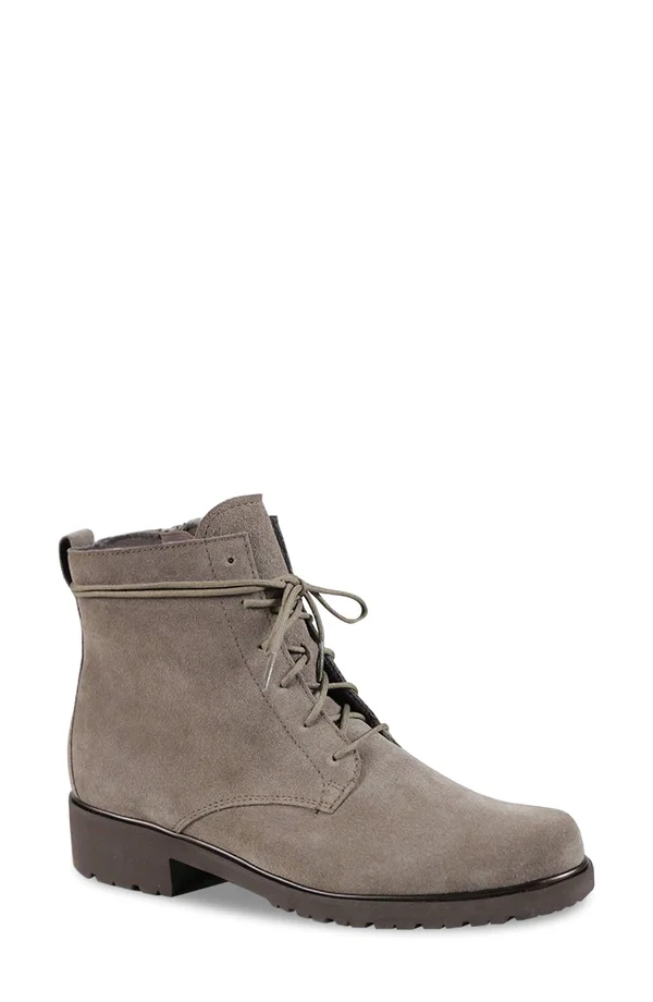Munro Women's Finnley - Taupe Suede Size: 8 M