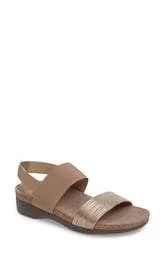 Munro Women's Pisces - Gold Metallic Size: 12 N