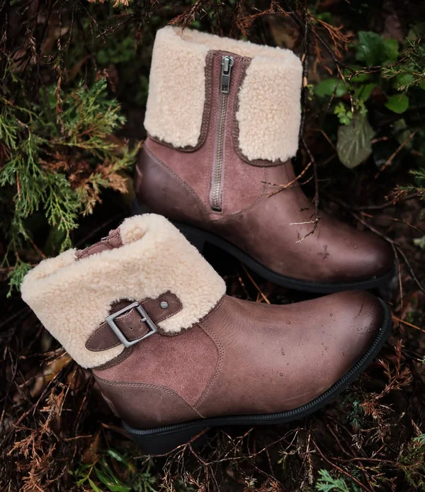 Ugg Women's Elings Leather - Size 9.5