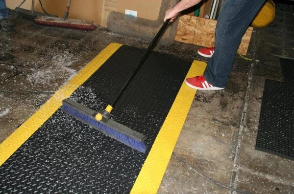 Rhino Mats Diamond Plate 3 -ft x 15/16 -in B/y Black Rectangular Indoor Anti-Fatigue Mat, DTT36DSBYX17