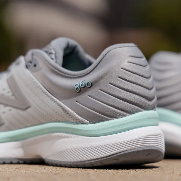 New Balance Women's 860