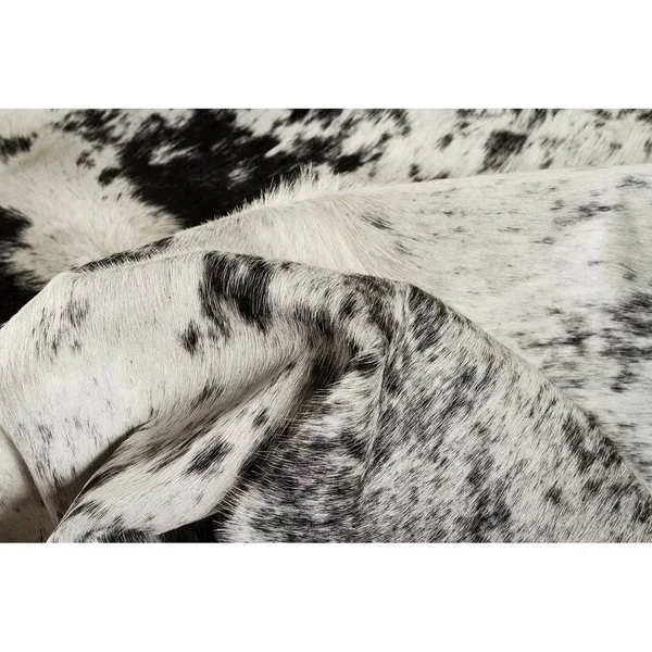 Natural 676685001252 6 x 7 ft. Kobe Cowhide Rug - Salt Pepper Chocolate & White